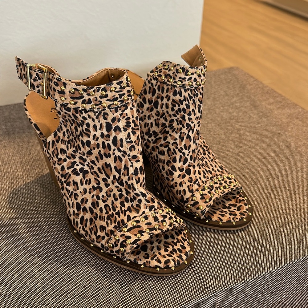 NWOT Qupid Leopard Heels. Size 6.5. Never worn. Open toe